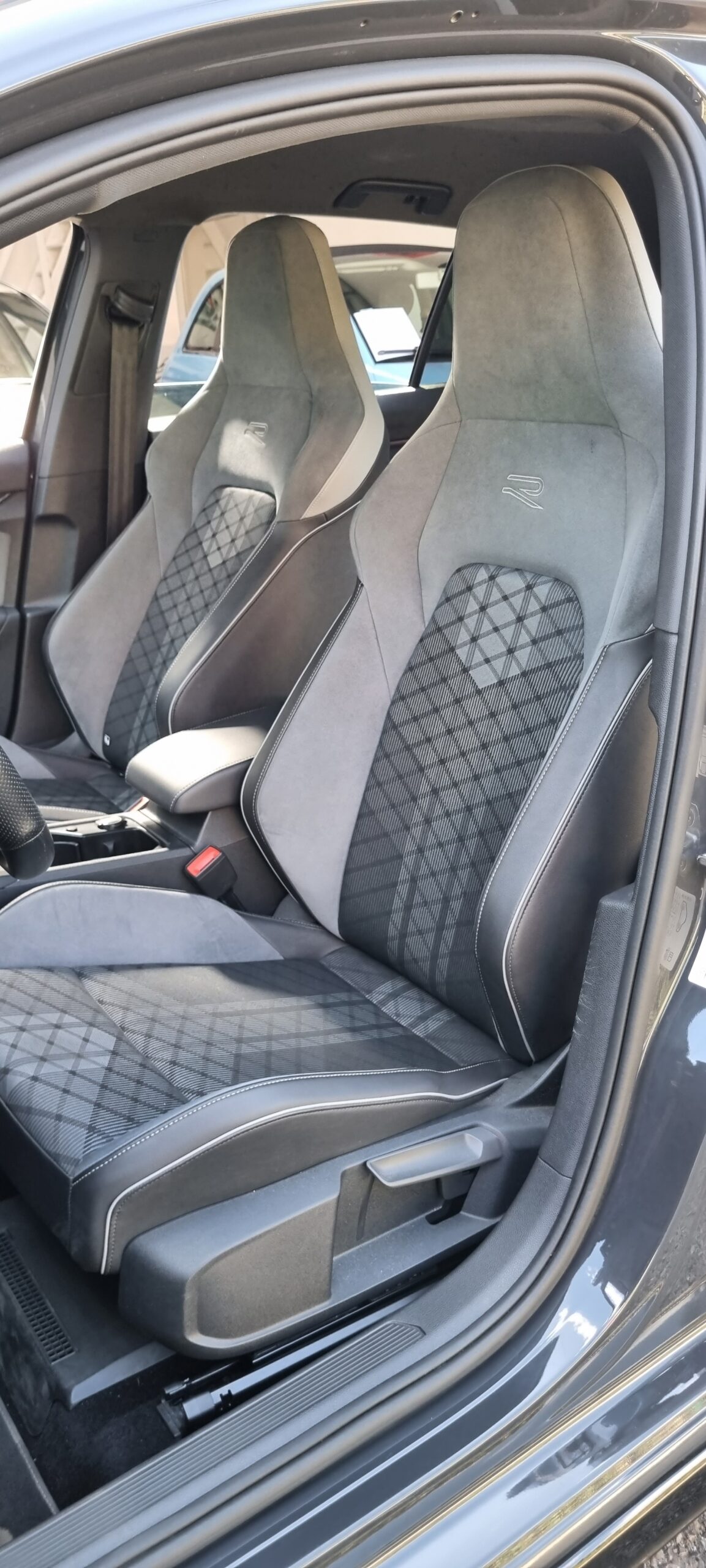 VOLKSWAGEN GOLF 8 1.5L E-TSI 150CH R-LINE