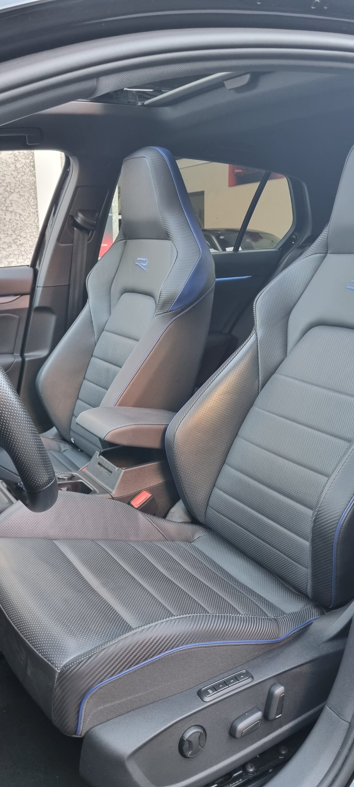 VOLKSWAGEN GOLF 8 R 2.0L TSI 320CH PACK PERFORMANCE 4 MOTION