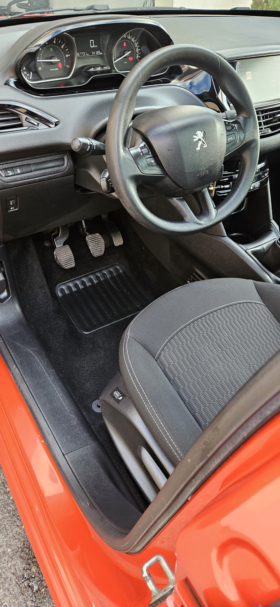 PEUGEOT 208 1.2L VTI 82CH